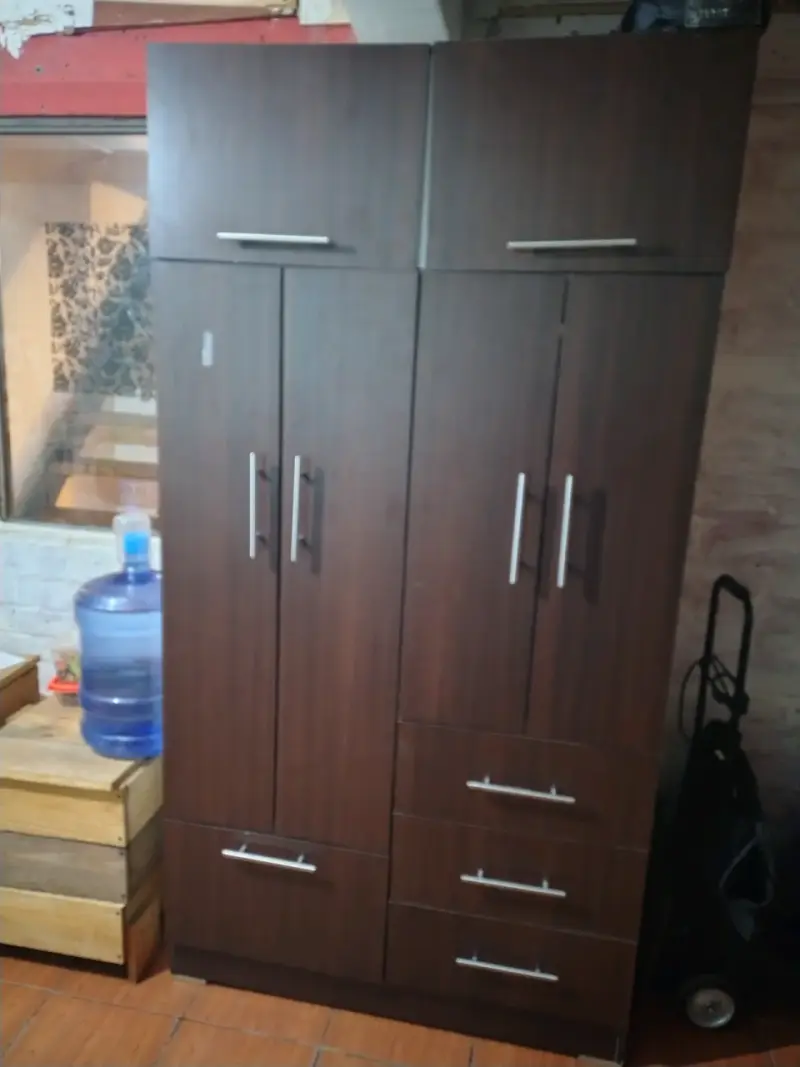 Armario de madera con múltiples compartimentos - 1