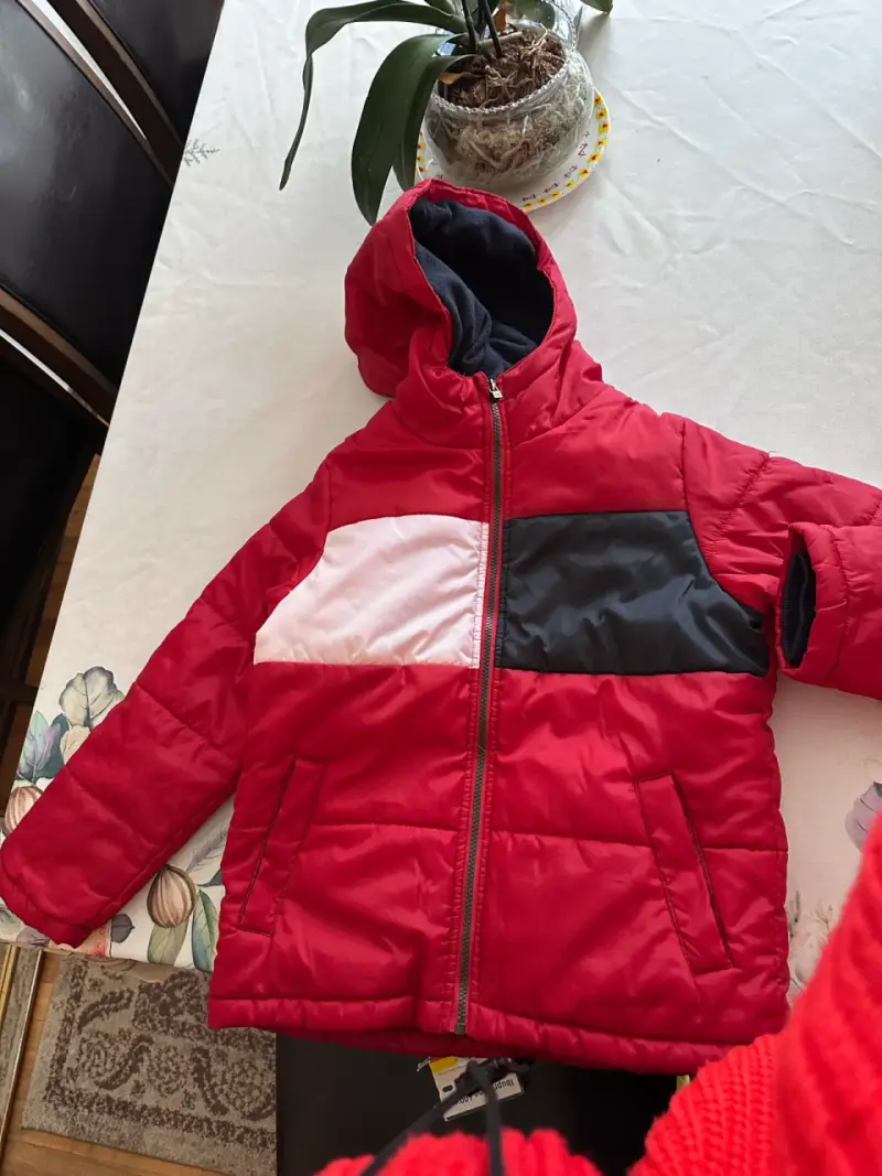Chaqueta de invierno para niño roja con capucha
