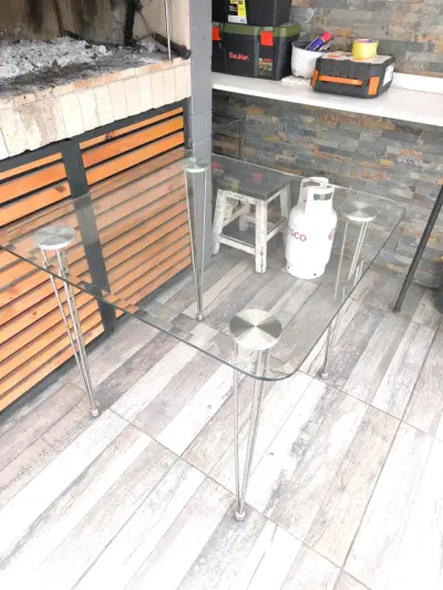 Mesa de vidrio con patas de acero inoxidable - miniatura 1