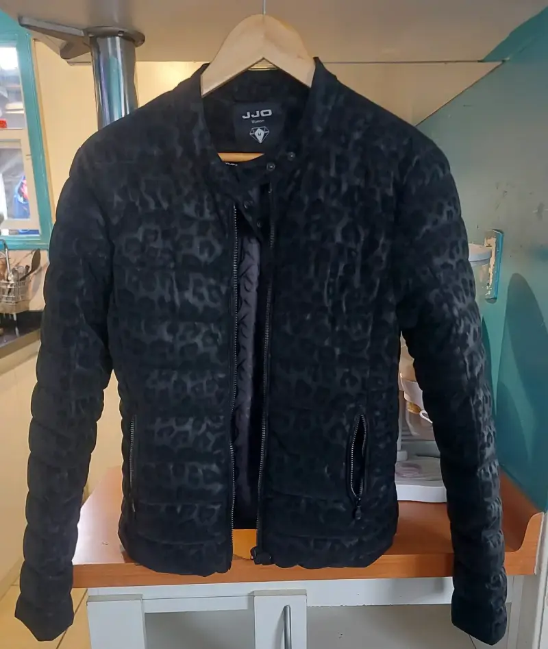 Chaqueta negra con diseño de leopardo JJO - 1