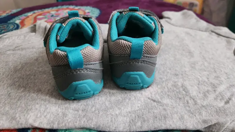 Zapatillas deportivas grises para niños con velcro - 2