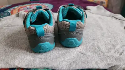 Zapatillas deportivas grises para niños con velcro - miniatura 2