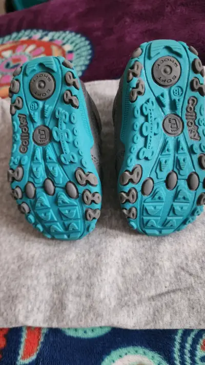Zapatillas deportivas grises para niños con velcro - miniatura 3