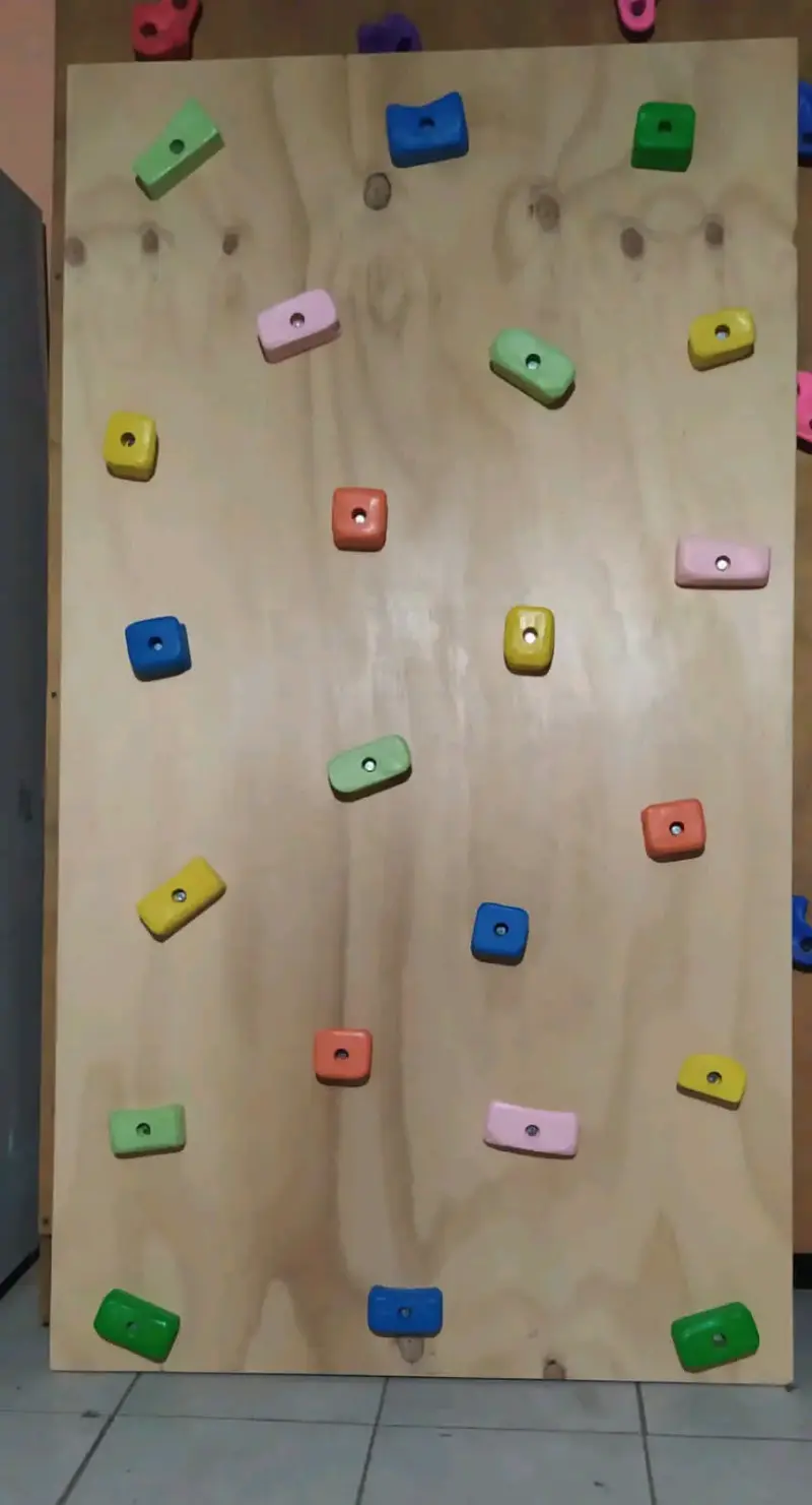 Muro de escalada infantil de madera con presas