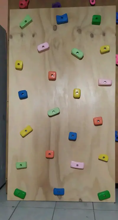 Muro de escalada infantil de madera con presas - miniatura 1