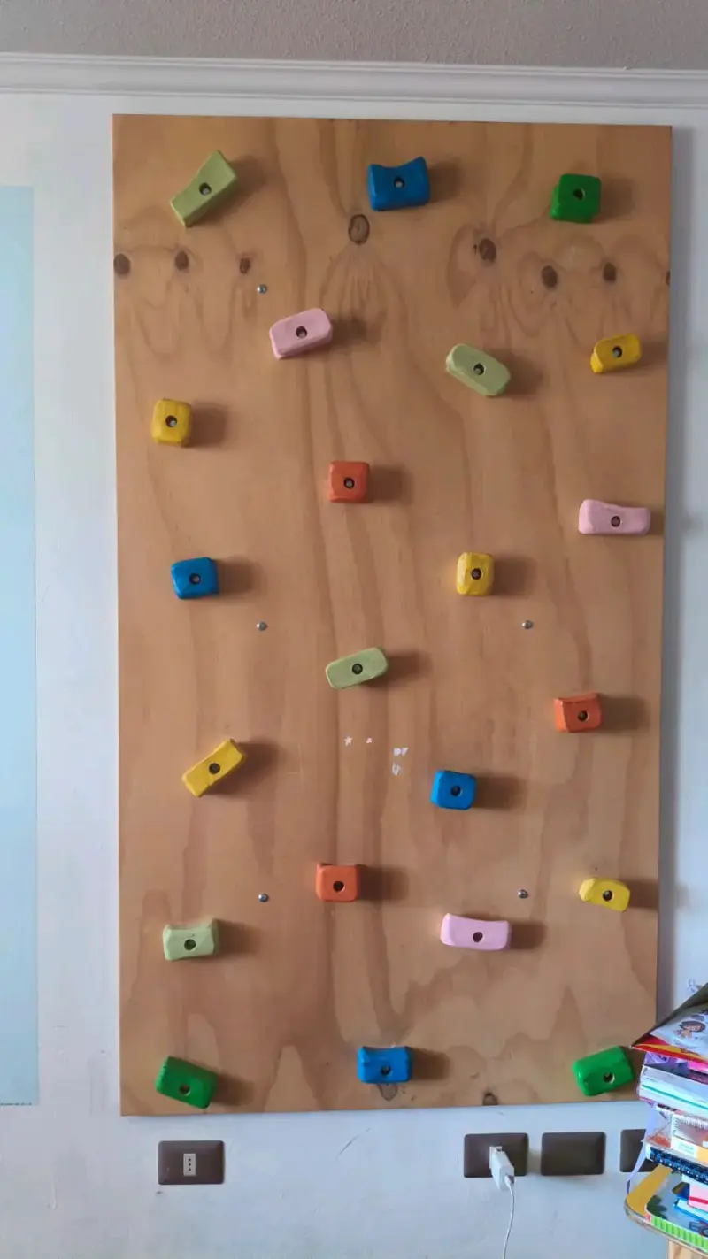 Muro de escalada infantil de madera con presas - 2