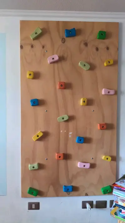 Muro de escalada infantil de madera con presas - miniatura 2