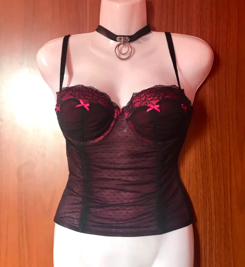 Corset con encaje y detalles rojos - 1