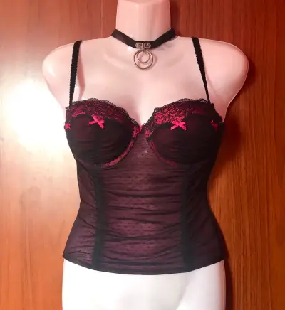 Corset con encaje y detalles rojos - miniatura 1