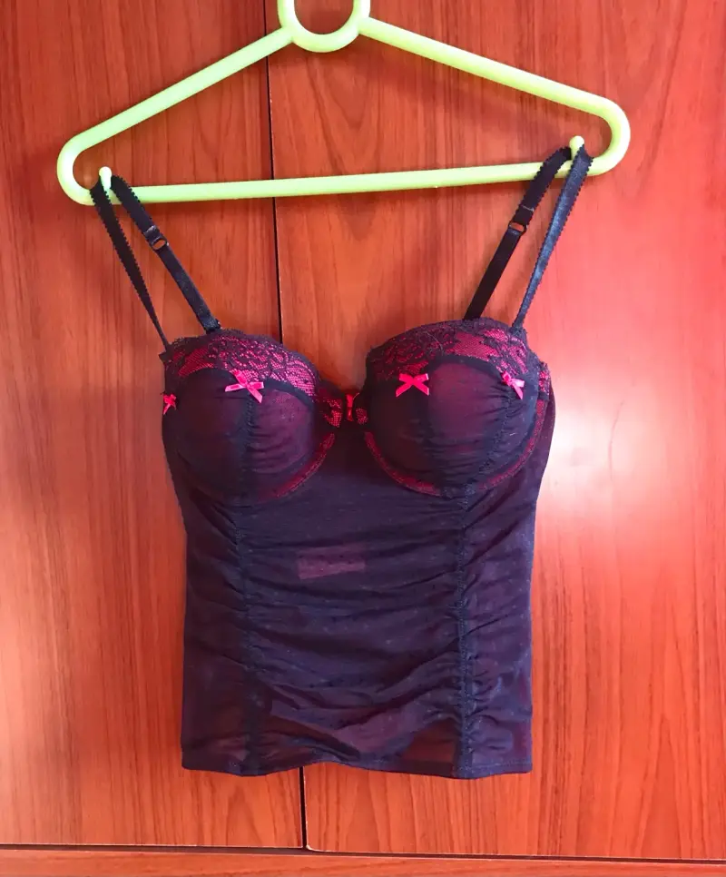 Corset con encaje y detalles rojos - 3