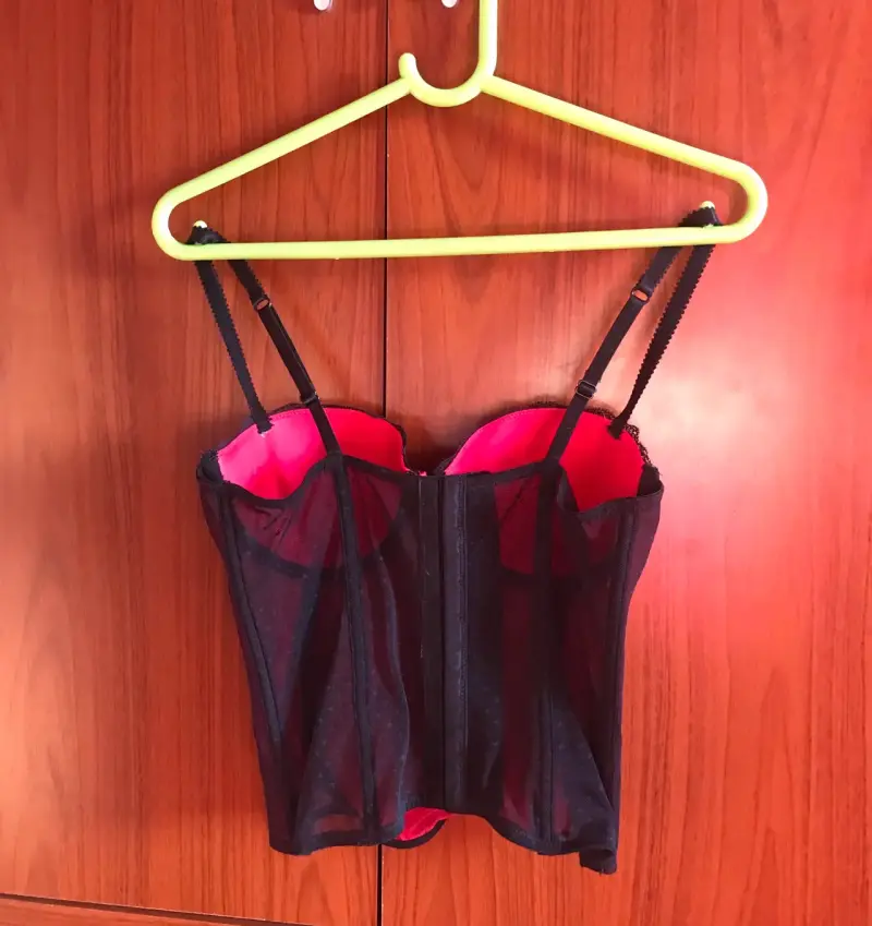 Corset con encaje y detalles rojos - 4