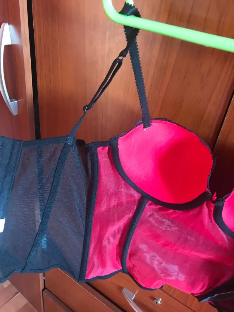 Corset con encaje y detalles rojos - 5