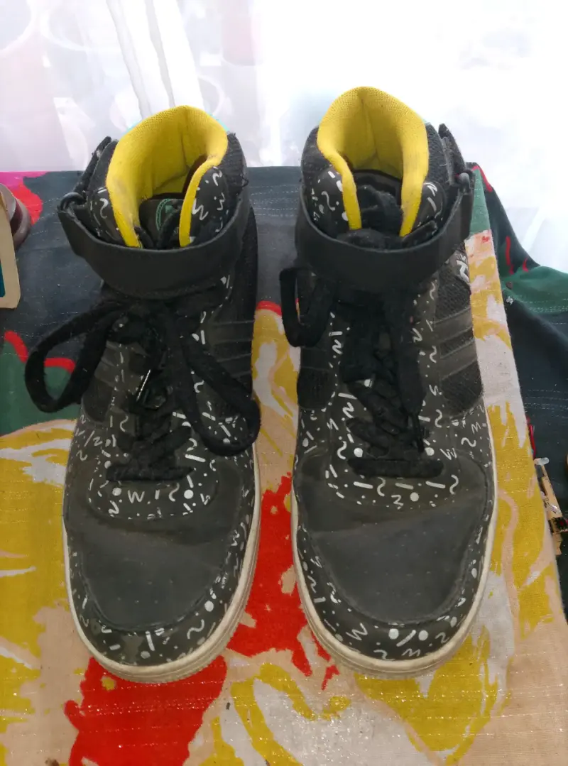 Zapatillas altas negras con diseño gráfico