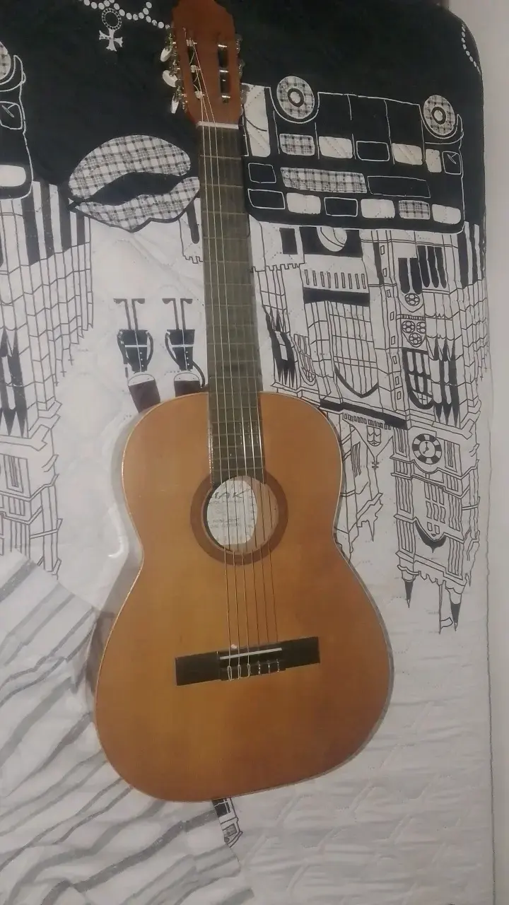 Guitarra clásica de madera en buen estado