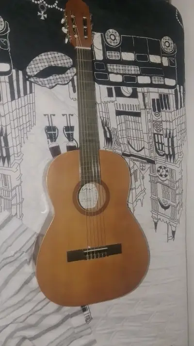 Guitarra clásica de madera en buen estado - miniatura 1