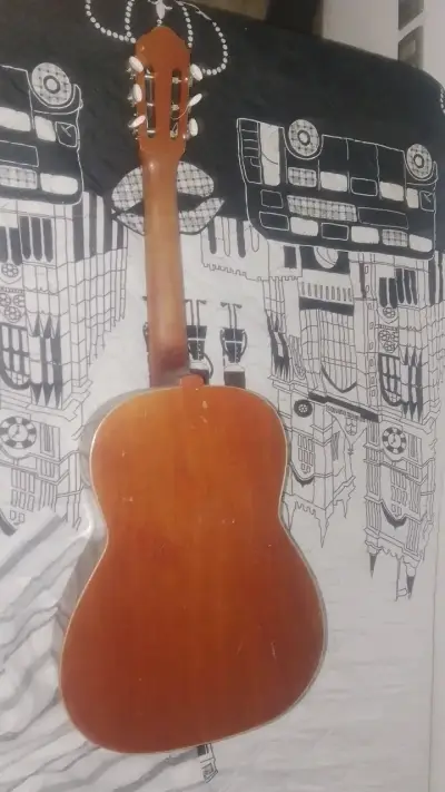 Guitarra clásica de madera en buen estado - miniatura 2