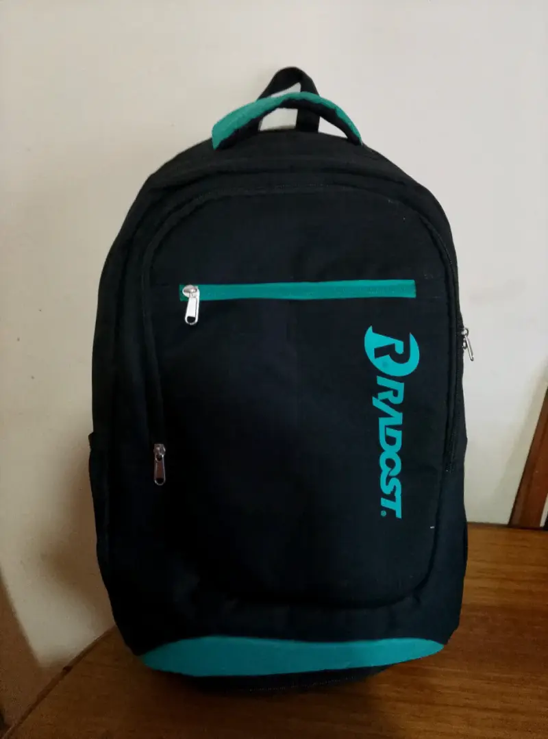 Mochila negra Radost con detalles turquesa