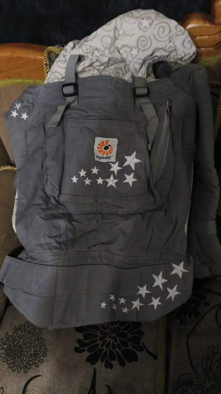 Mochila portabebés Ergobaby gris con estrellas - 1
