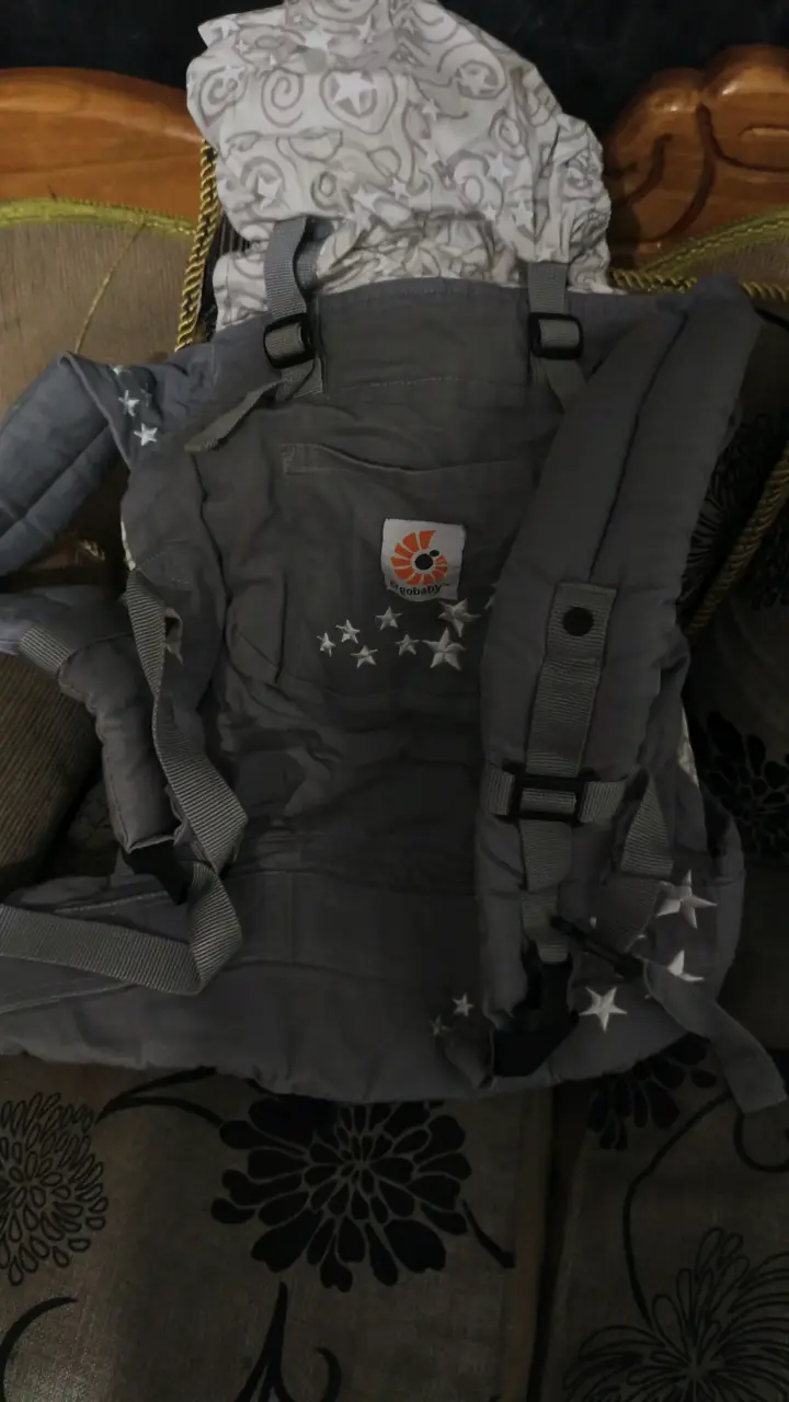 Mochila portabebés Ergobaby gris con estrellas - 2