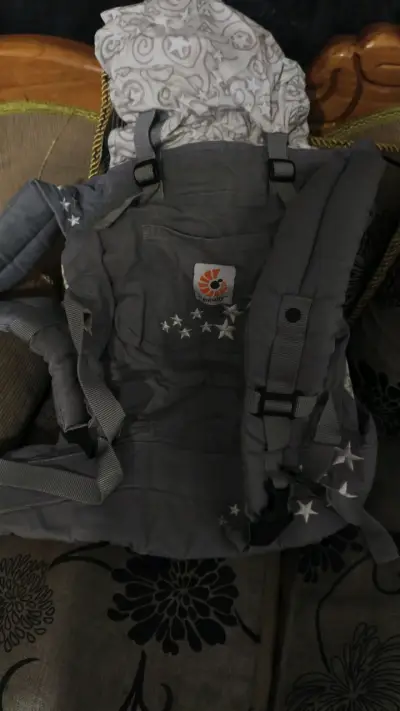Mochila portabebés Ergobaby gris con estrellas - miniatura 2