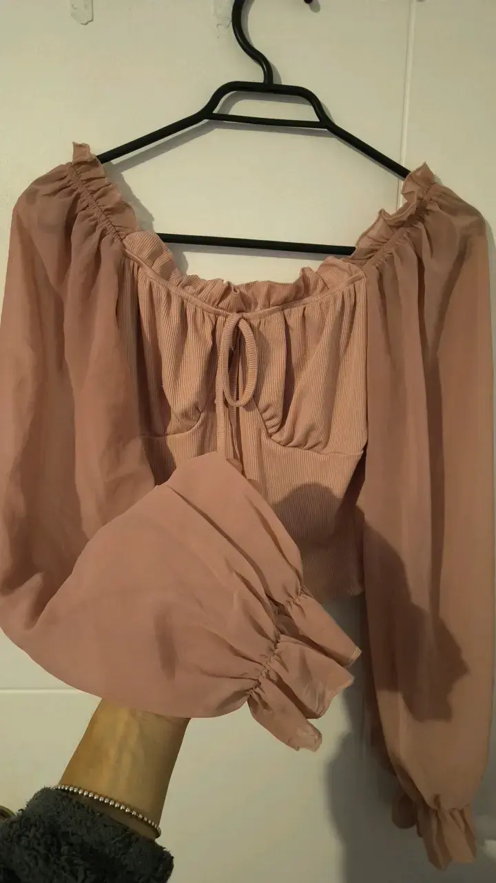 Blusa corta de hombros descubiertos color rosa - 2