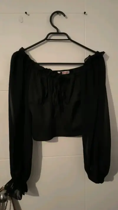 Blusa negra con mangas largas y escote fruncido - miniatura 1