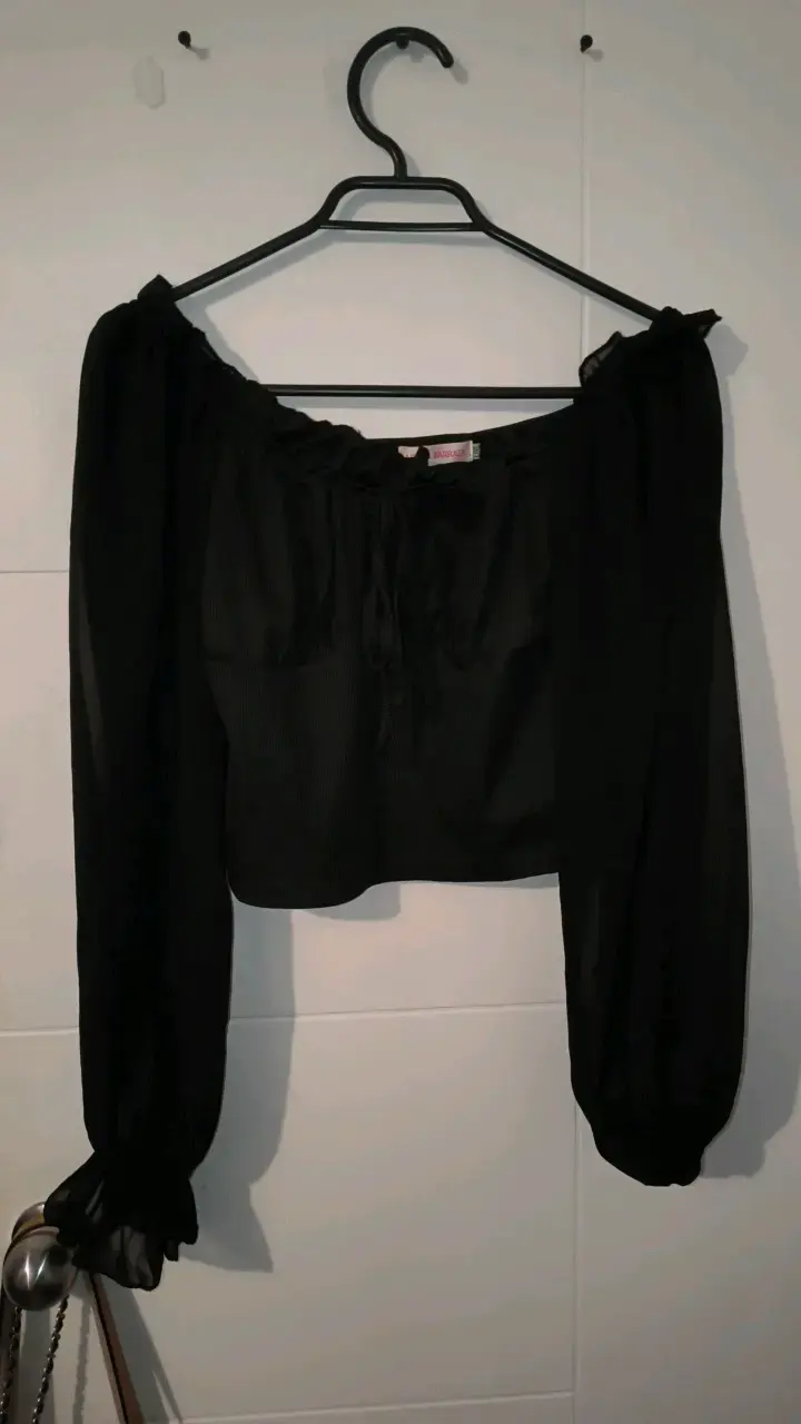 Blusa negra con mangas largas y escote fruncido - 2