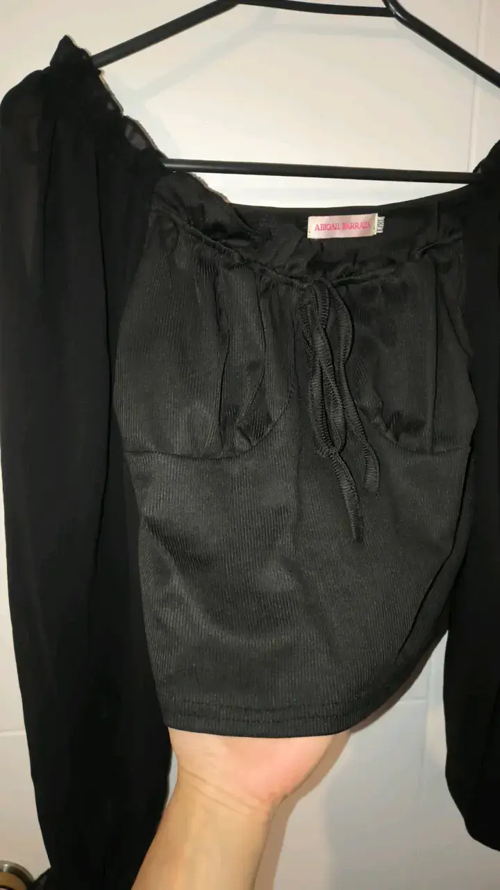 Blusa negra con mangas largas y escote fruncido - 4