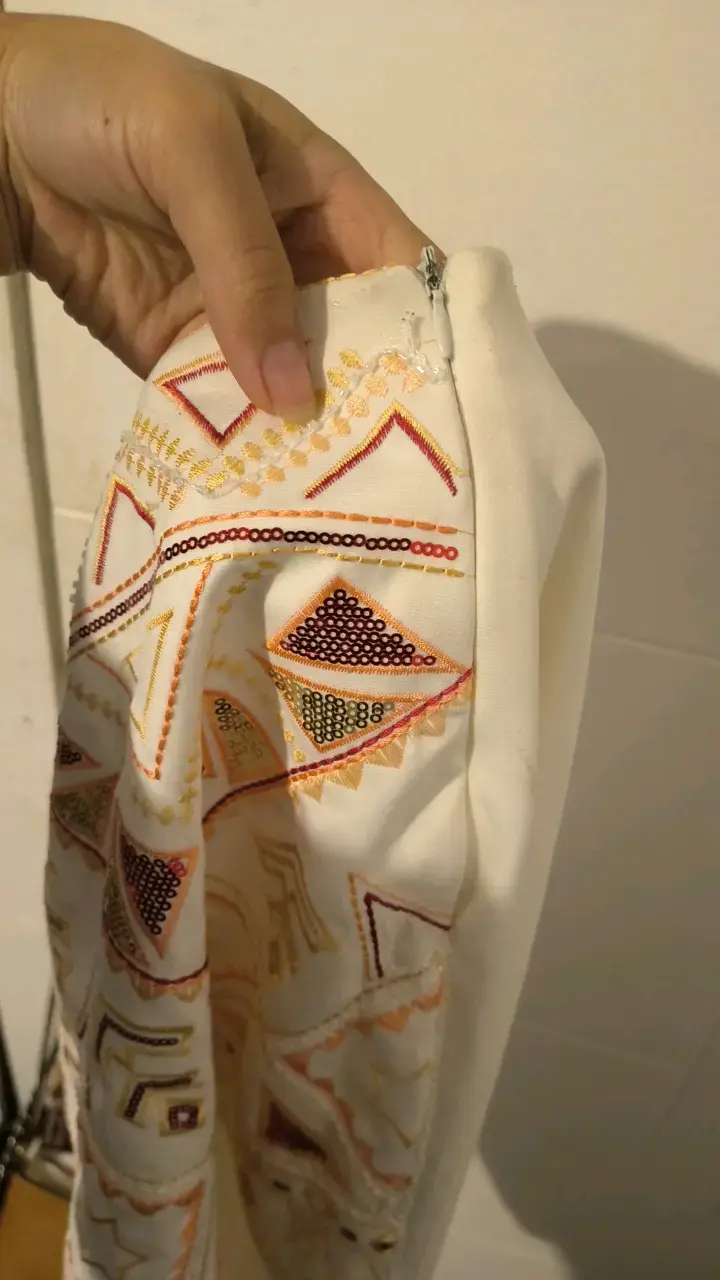 Falda corta bordada con lentejuelas - 4