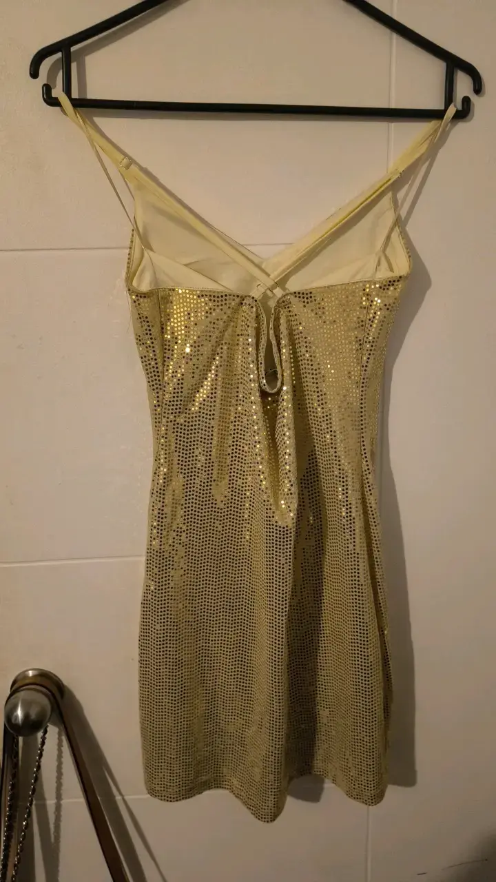 Vestido corto dorado con lentejuelas - 2