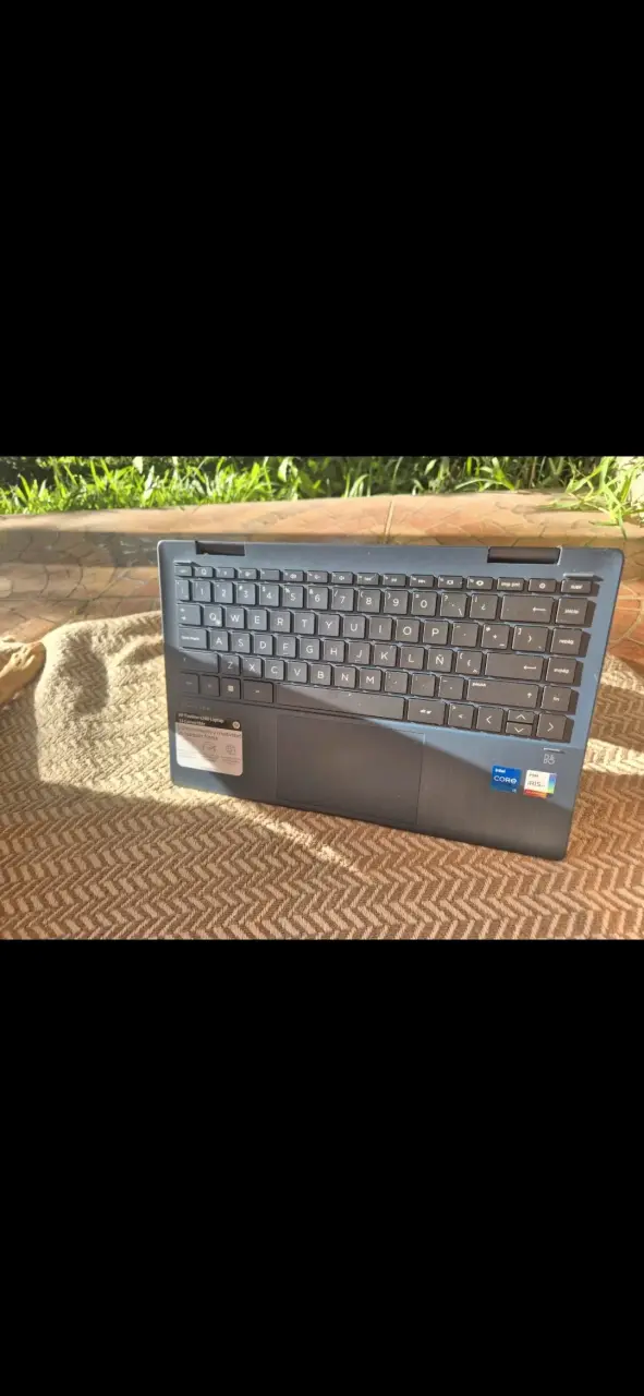 Laptop convertible con pantalla táctil y teclado retroiluminado - 2