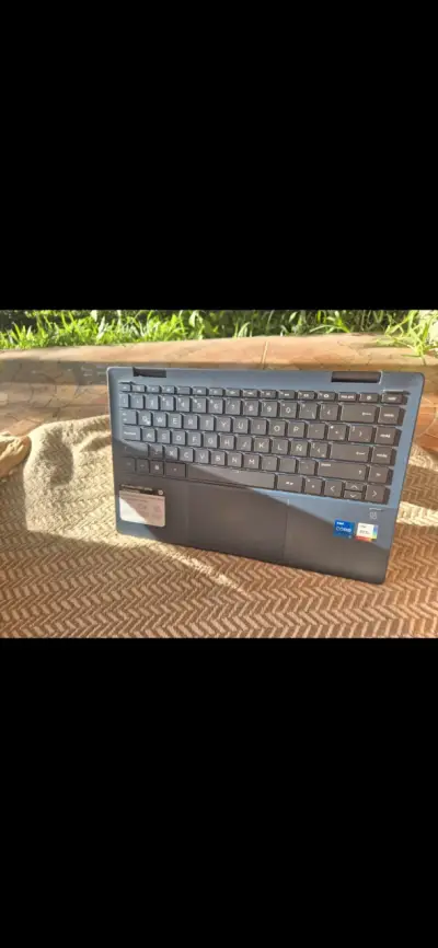 Laptop convertible con pantalla táctil y teclado retroiluminado - miniatura 2