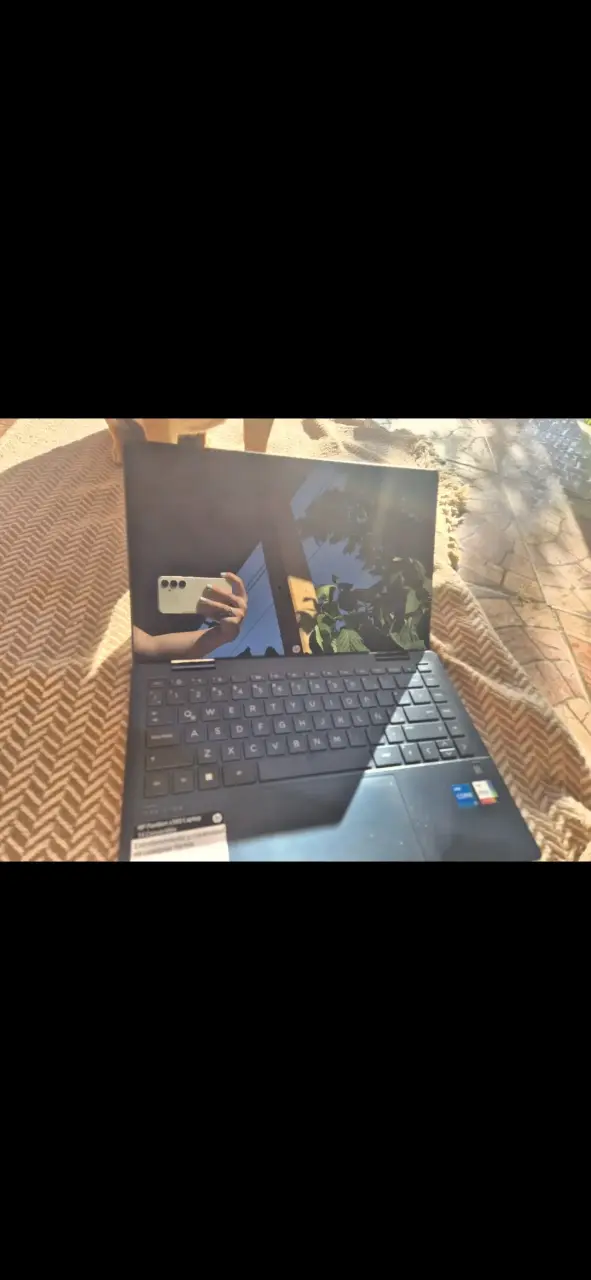 Laptop convertible con pantalla táctil y teclado retroiluminado - 3