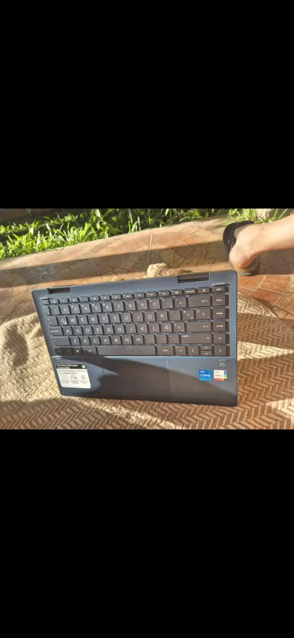 Laptop convertible con pantalla táctil y teclado retroiluminado - 4