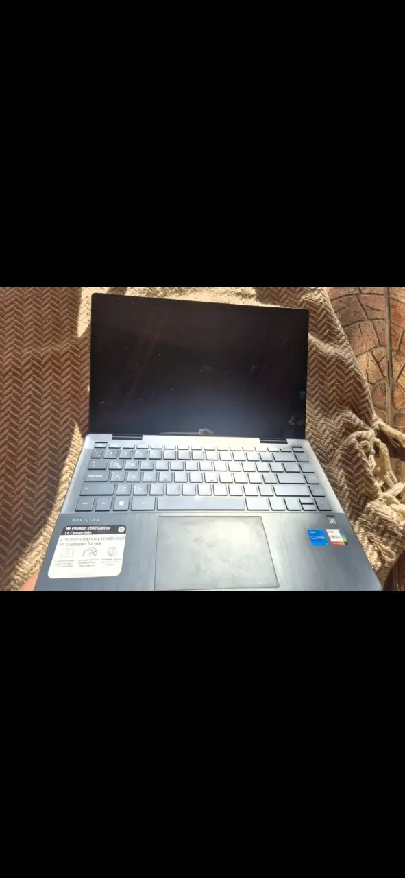 Laptop convertible con pantalla táctil y teclado retroiluminado - 6