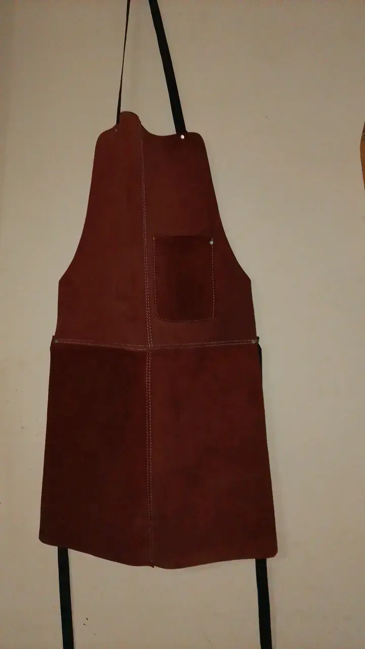 Delantal de cuero marrón para cocina o taller