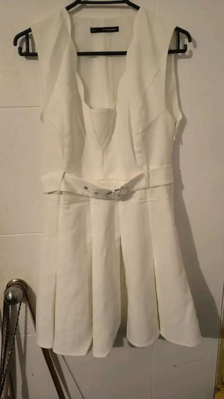Vestido blanco con cinturón Sfera Collection