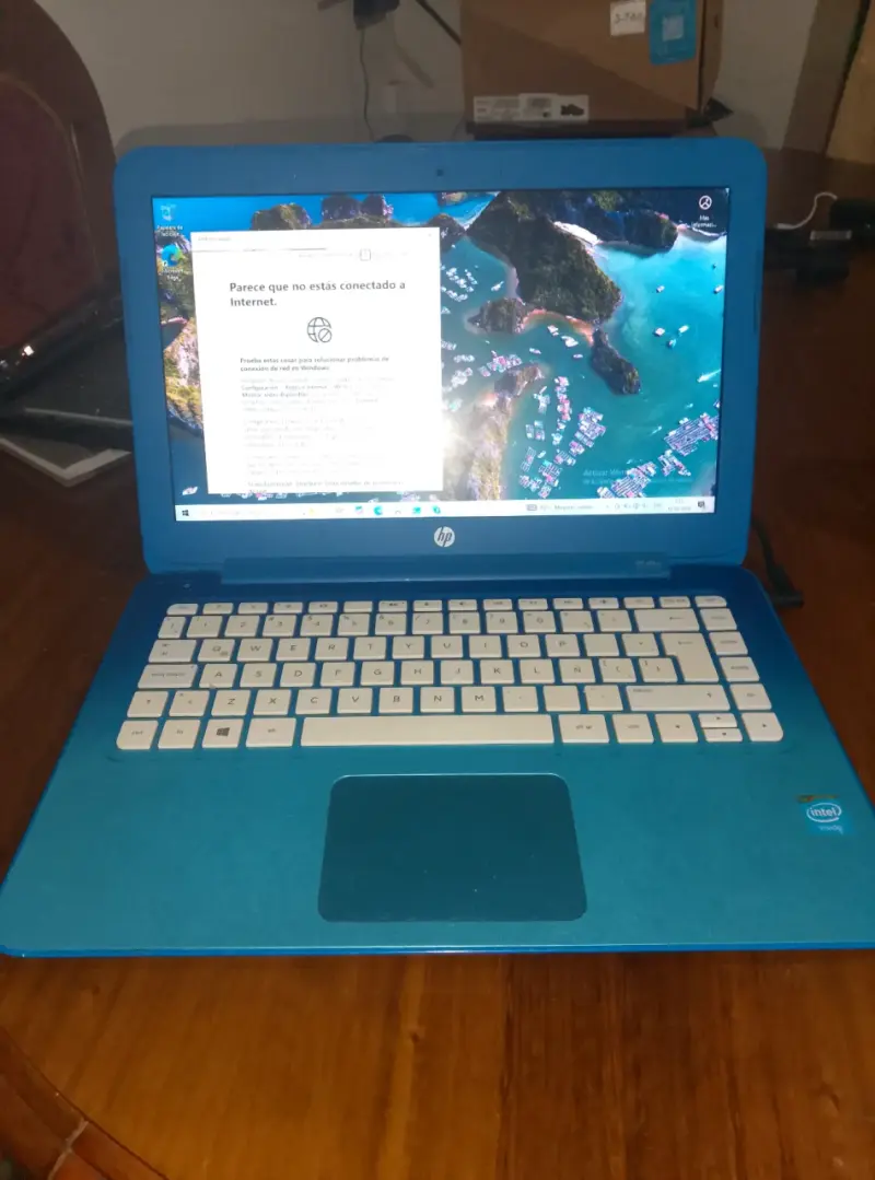 Notebook HP azul con teclado blanco