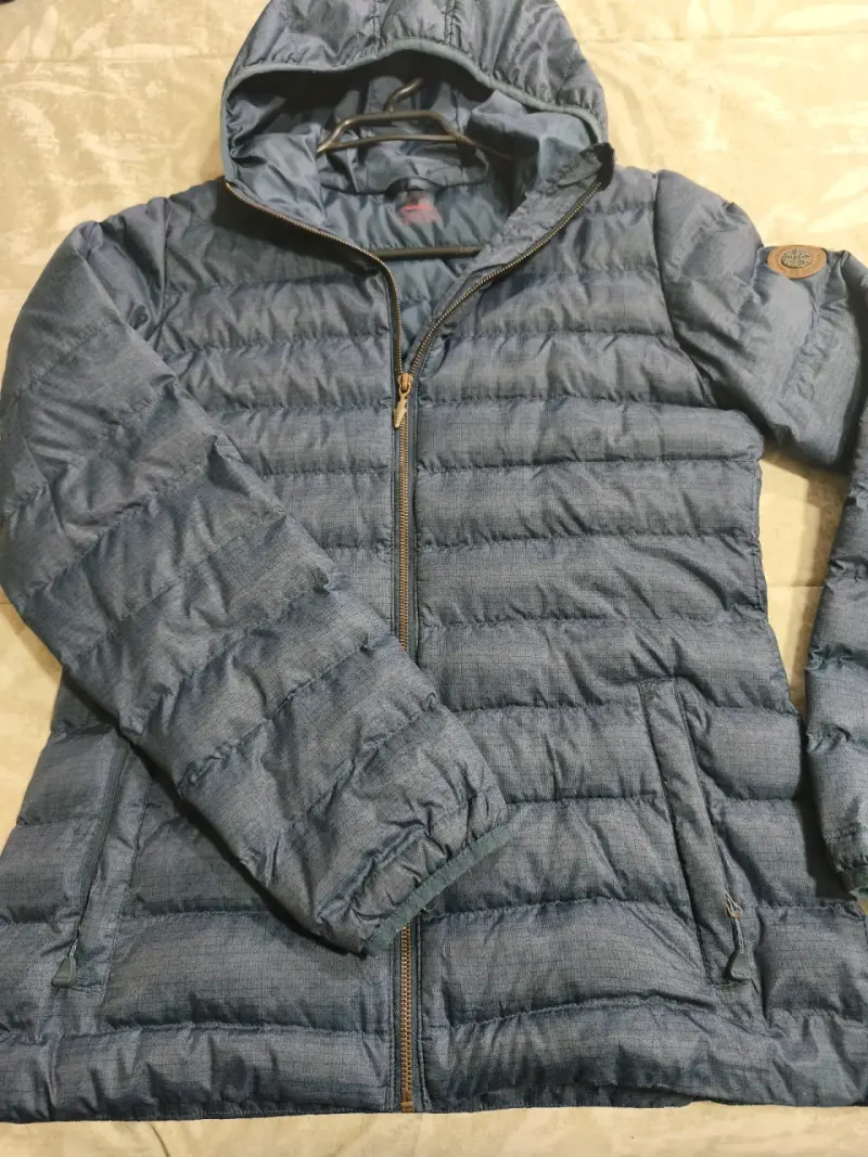 Chaqueta acolchada azul con capucha para hombre