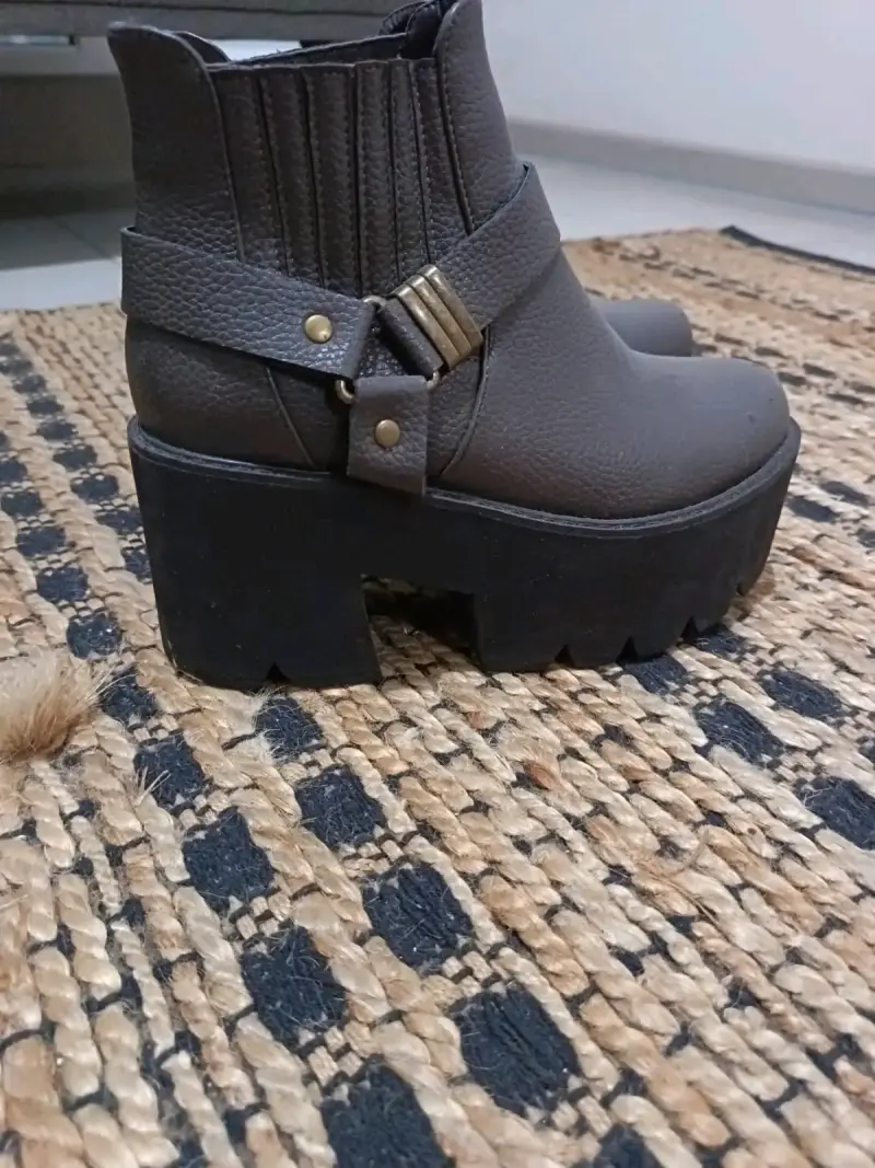 Botines gris con plataforma - 2