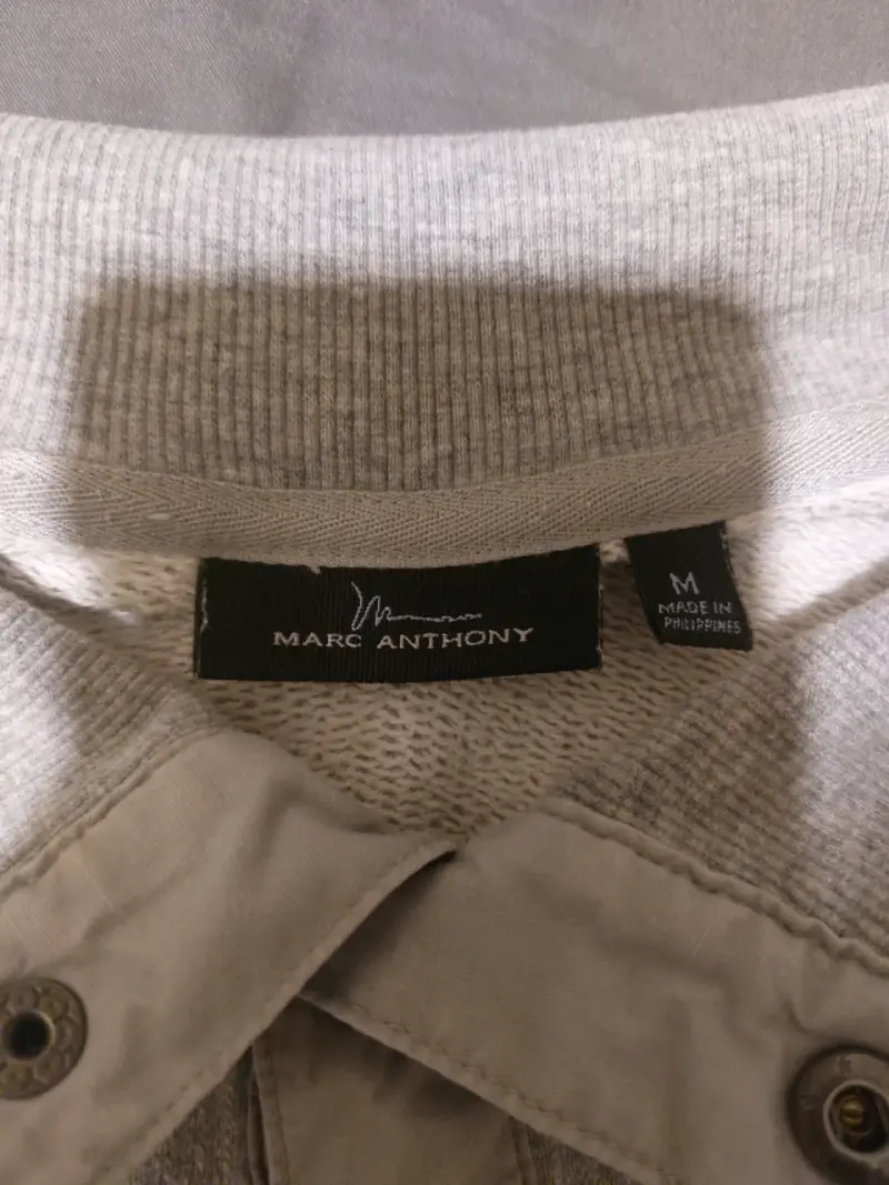 Suéter gris Marc Anthony con cuello abotonado - 1