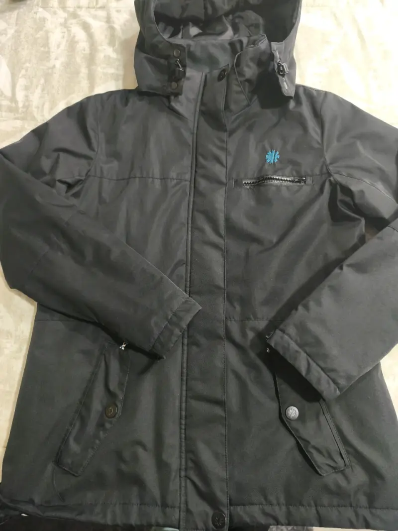 Chaqueta impermeable negra y burdeo con capucha