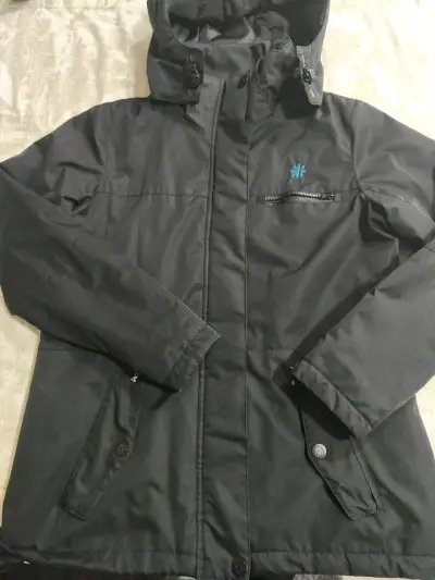 Chaqueta impermeable negra y burdeo con capucha - miniatura 1