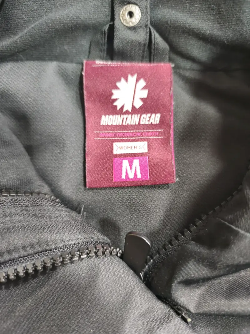 Chaqueta impermeable negra y burdeo con capucha - 2