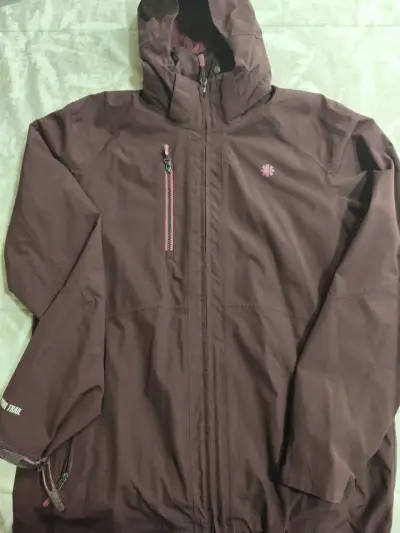 Chaqueta impermeable negra y burdeo con capucha - miniatura 3
