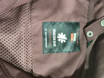Chaqueta impermeable negra y burdeo con capucha - miniatura 4
