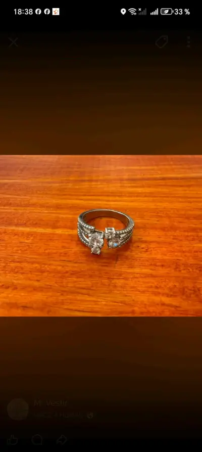 Anillo de plata con circonitas brillantes - miniatura 2