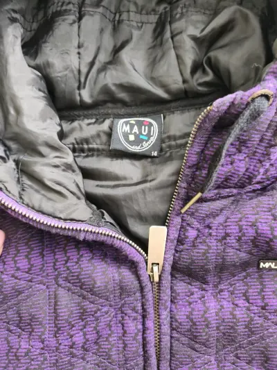 Chaqueta acolchada morada con capucha para mujer - miniatura 2