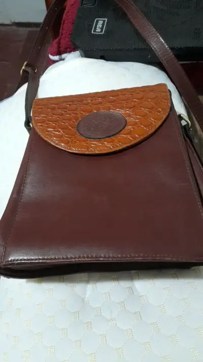 Cartera de cuero marrón con solapa texturizada - miniatura 1