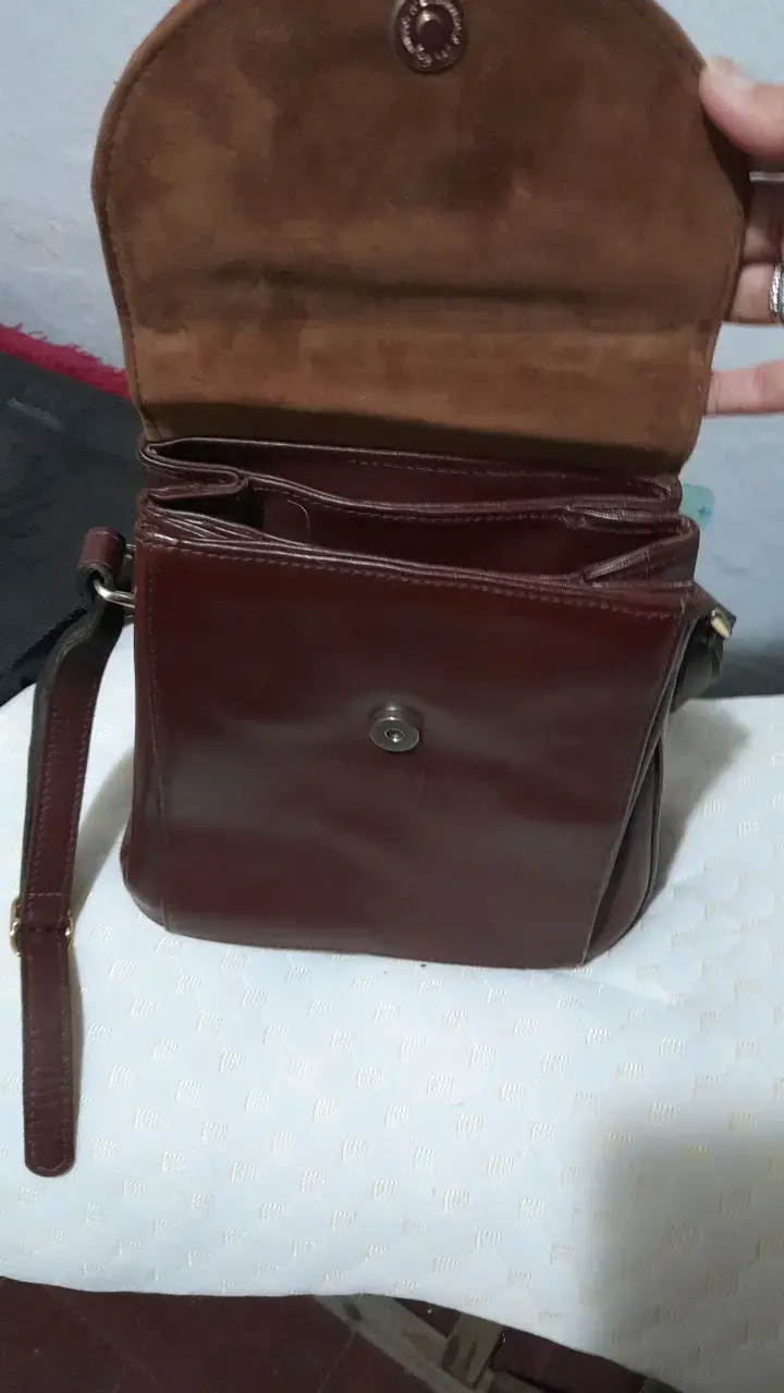 Cartera de cuero marrón con solapa texturizada - 2